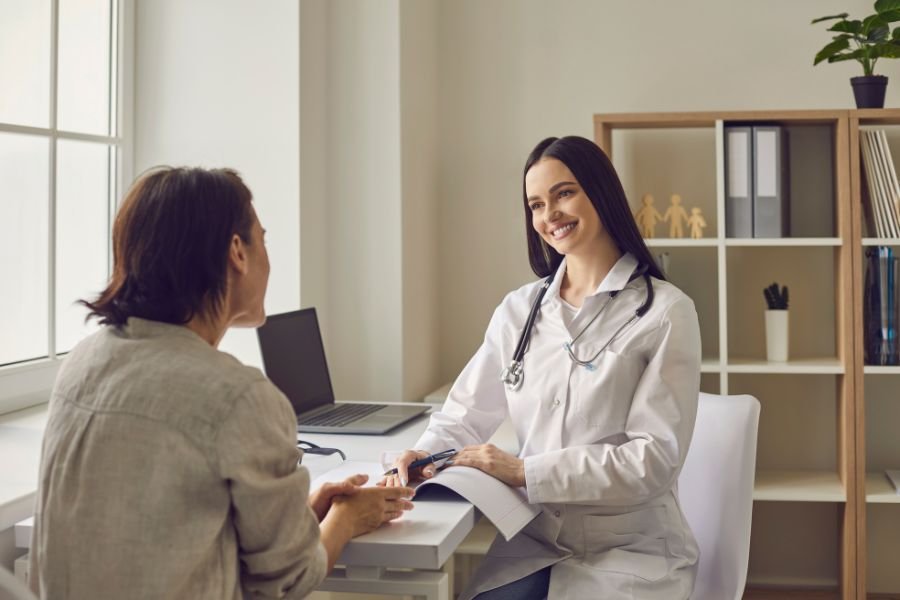 medica conversando com a paciente com anorexia nervosa