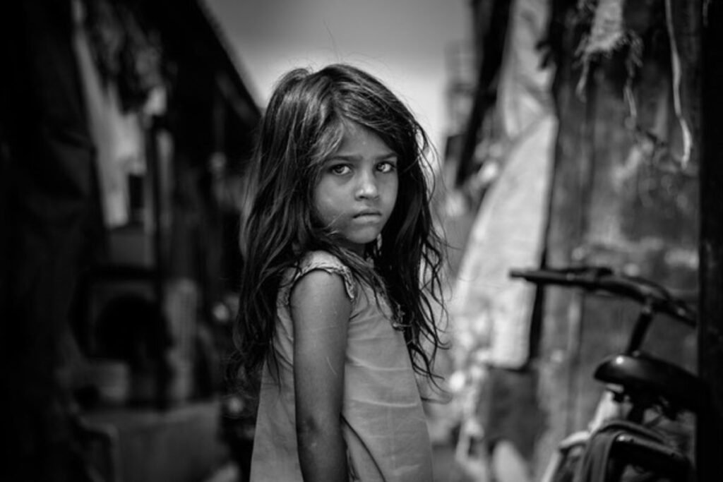 menina pobre triste olhando para camera