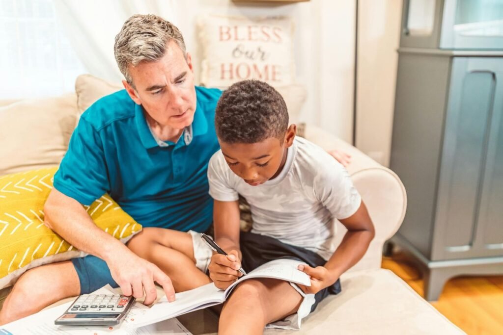 pai ajudando o filho nas tarefas - parentalidade