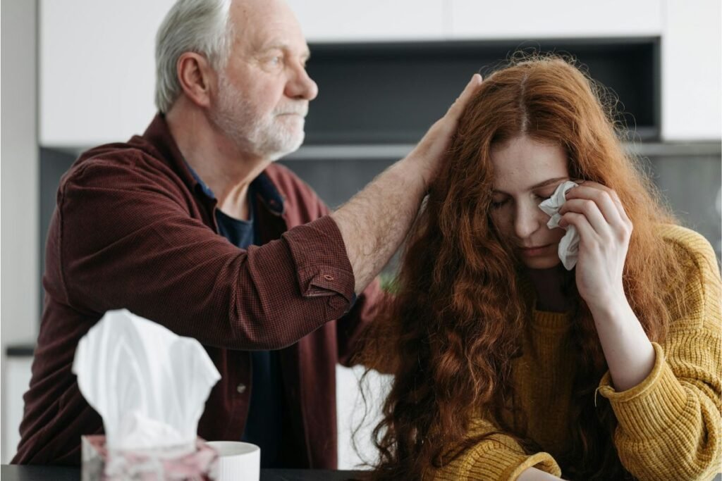 pai consolando a filha- parentalidade
