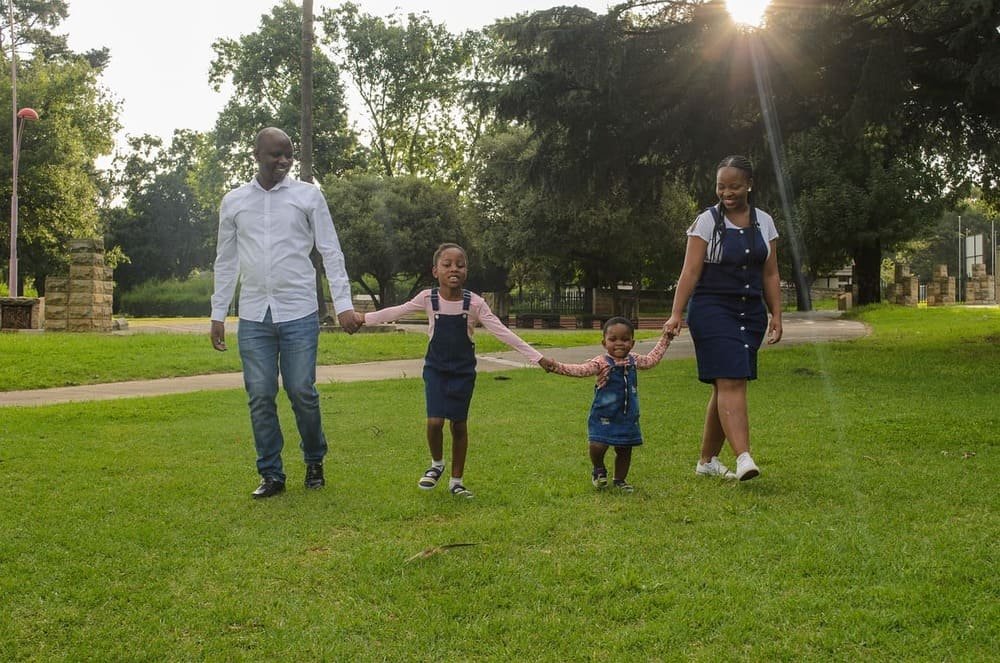 familia andando em um gramado