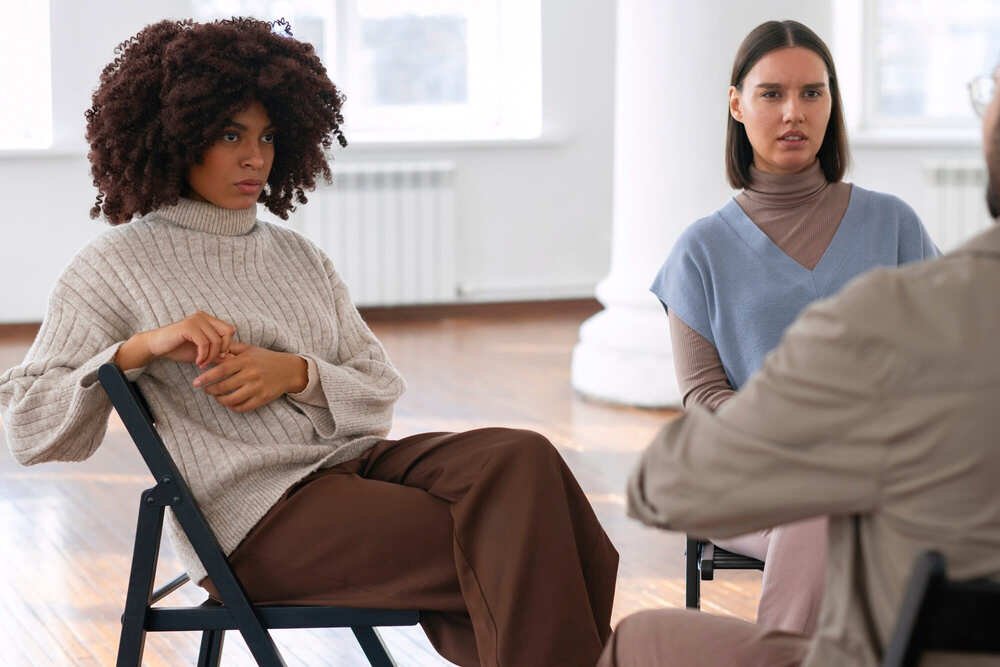 saúde mental - duas mulheres na consulta com profissional