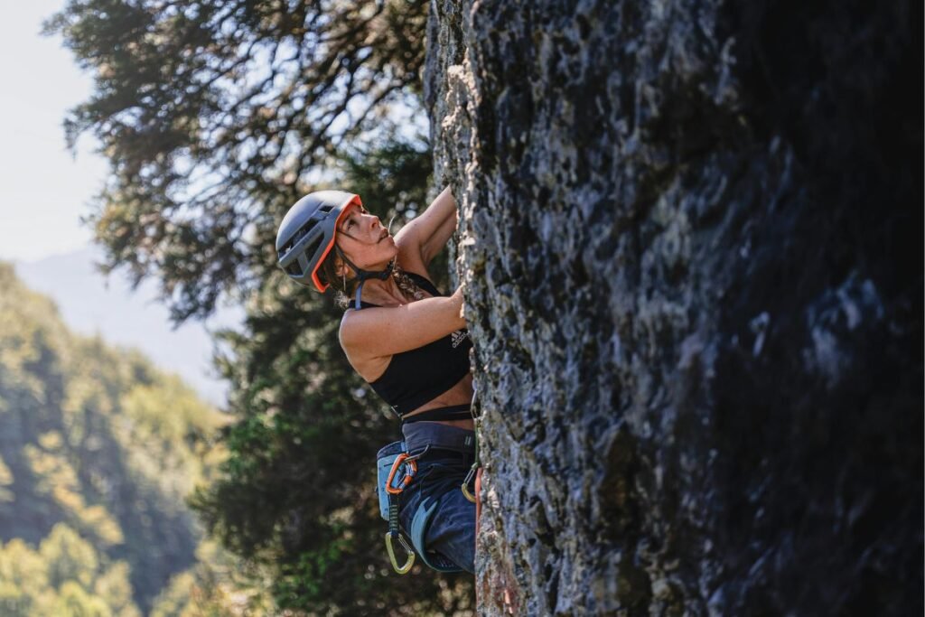 mulher escalando saúde integral