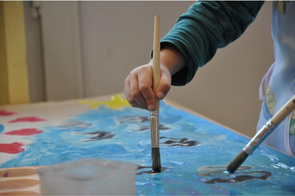pessoa pintando saúde integral