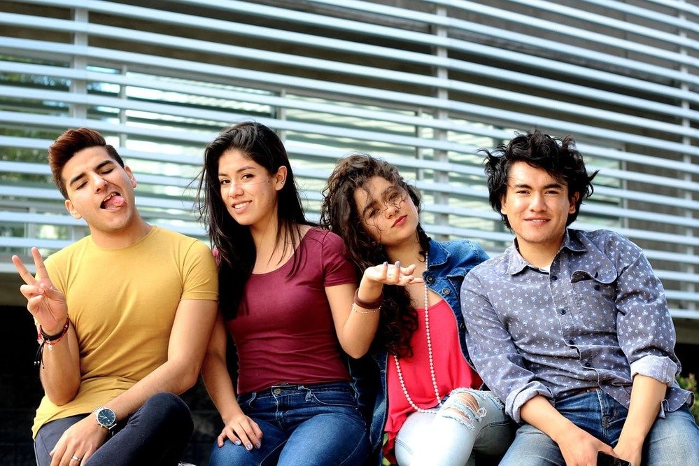 quatro-jovens-felizes-rindo-para-camera
