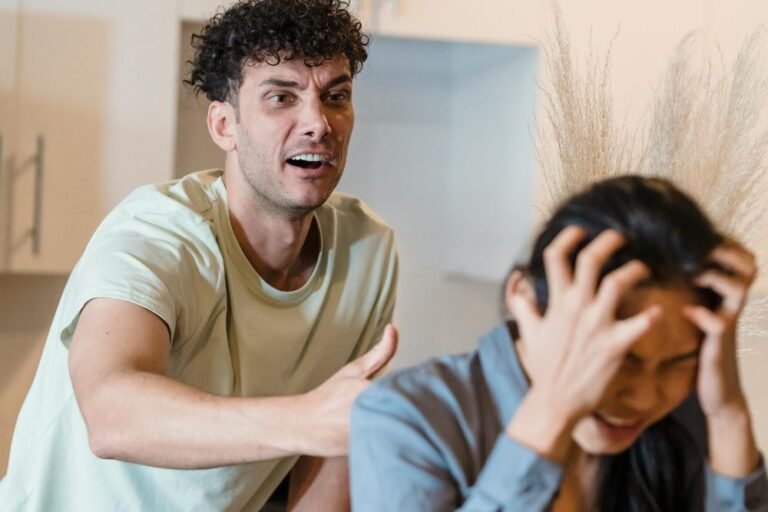 casal em um desentendimento em um relacionamento tóxico