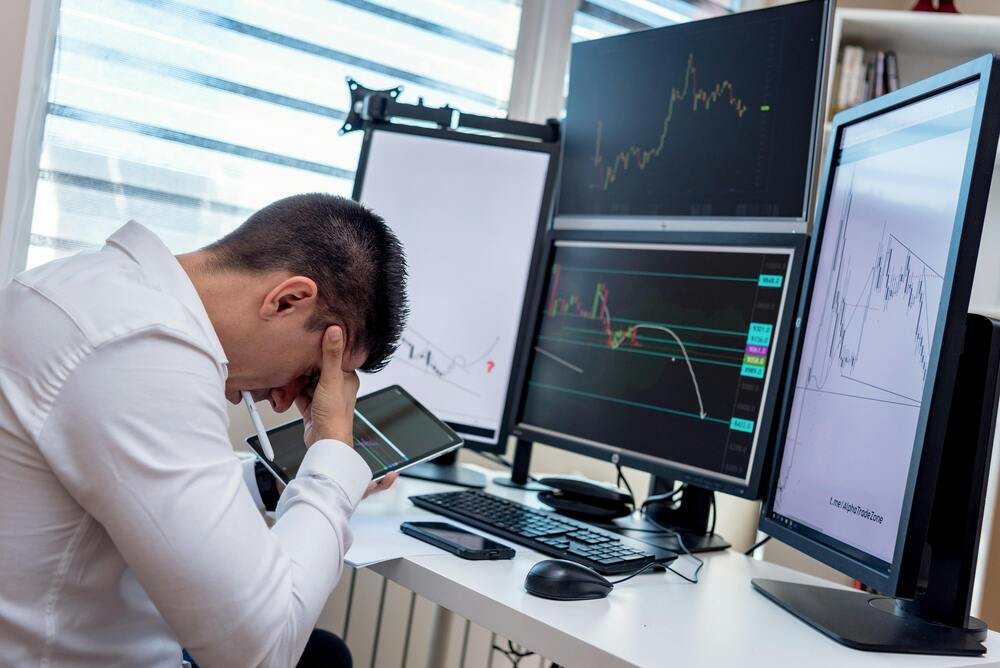 homem estressado afetando a sua saúde mental no ambiente de trabalho