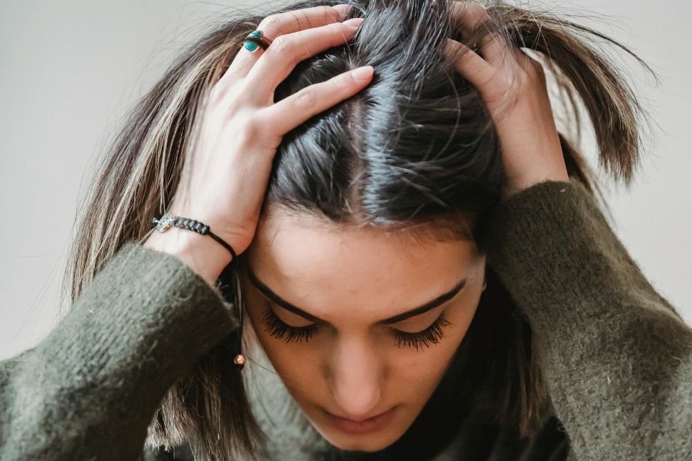 mulher com a mão na cabeça- relacionamento tóxico
