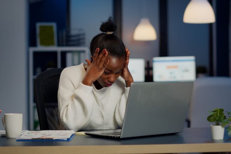 mulher-cansada-com-sindrome-de-burnout