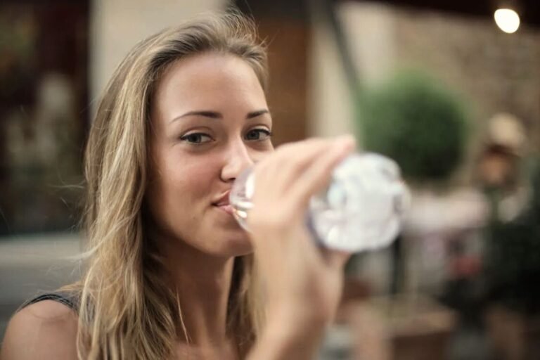 mulher bebendo água para uma boa saúde mental